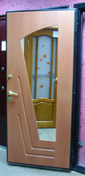 Дверь входная металлическая  по МДФ  с зеркалом    